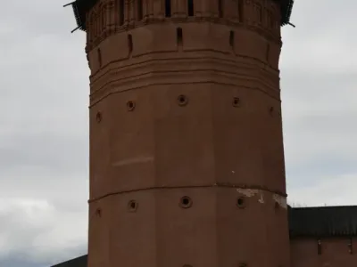 Юго-западная наугольная башня (конюшенная)