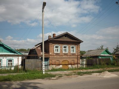 Жилой дом со встроенным хозяйственно-складским помещением