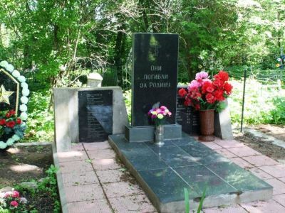 Братская могила воинов Советской Армии, павших в боях за освобождение района от немецко-фашистских захватчиков 1941-1945 гг.