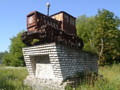 Памятный знак - трактор ХТЗ, установленный в честь трудовых подвигов механизаторов