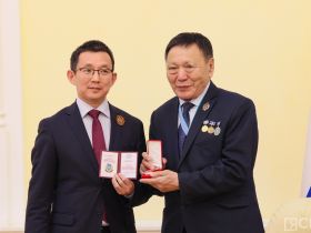 В Якутске с 75-летием поздравили заслуженного экономиста России Владимира Птицына