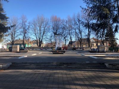 Братская могила воинов Советской Армии, погибших в феврале 1943 года. Захоронено 318 человек, установлено фамилий на 129 человек. Скульптурная группа установлена в 1966 году