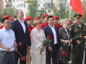 В День памяти и скорби в Якутске возложили цветы на площади Победы