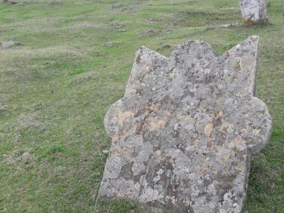 Стела надмогильная с "М"- образной верхушкой