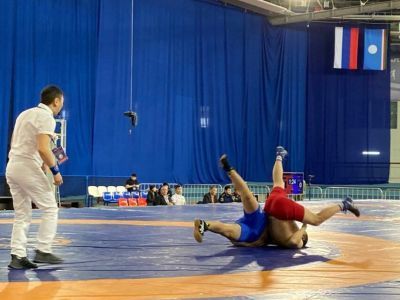 В Якутске стартовал четвертый турнир Госкомобеспечения по борьбе хапсагай