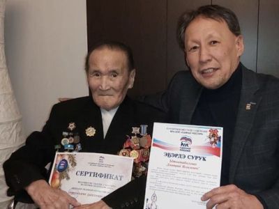 Члены партии «Единая Россия» поздравили ветеранов Великой Отечественной войны с Новым годом