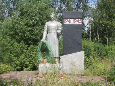 Памятник воинам, павшим в годы Великой Отечественной войны 1941-1945 гг., сооружен в 1965 г.