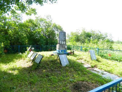 Братское захоронение советских воинов, погибших в 1941-44 гг.