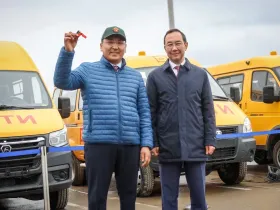 Айсен Николаев передал школам и колледжам Якутии ключи от 27 новых автобусов