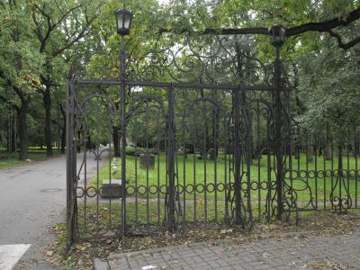 Парк с гидротехническими  сооружениями, двумя прудами и фрагментами ограды