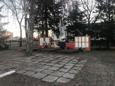 Братская могила воинов Советской Армии, погибших в период Великой Отечественной войны. Захоронено 168 человек, установлено фамилий на 54 человека. Скульптура установлена в 1961 году