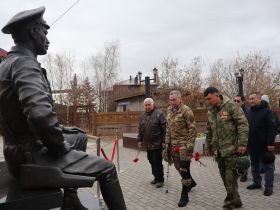 В Якутске возложили цветы к памятнику государственному деятелю Степану Аржакову