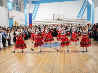 В школе Якутска Год единства народов России открылся многонациональным парадом