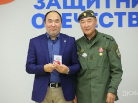 Якутянам вручили нагрудные знаки союза добровольцев Донбасса