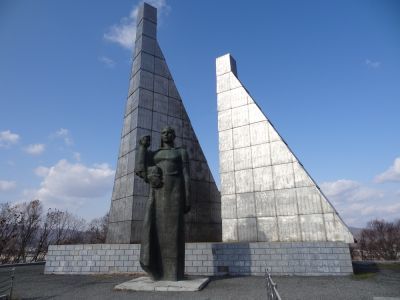 Памятник членам экипажа СРТМ "Бокситогорск", погибшего в море