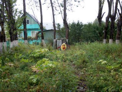 Памятный знак (камень-валун) на месте расстрела фашистами партизан и мирных жителей в 1942 г. Установлена памятная доска с обозначением фамилий погибших