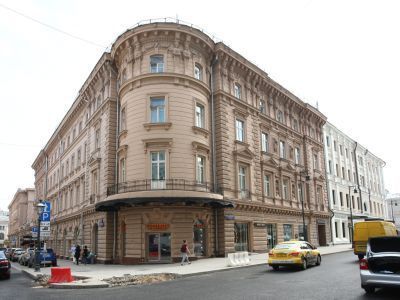 Дом, в котором в 1918 г. Ленин Владимир Ильич выступал на общем собрании уполномоченных Московского Центрального рабочего кооператива и в 1919 г. на пленуме Всероссийского Центрального Совета профессиональных союзов