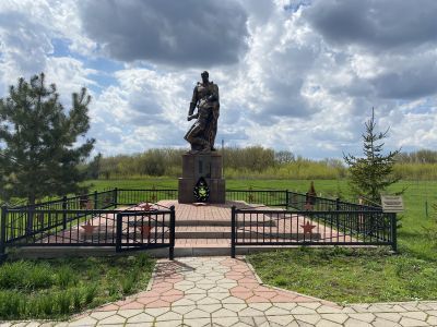 Братская могила советских воинов, погибших в боях с фашистскими захватчиками в 1943 году. Захоронено 4 человека, установлено имя одного человека. Скульптура советского воина