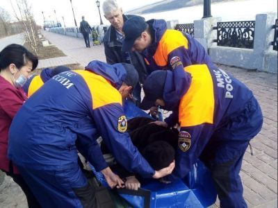 В Ленске спасатели МЧС помогли пожилому человеку