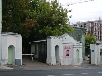 Ограда с двумя воротами