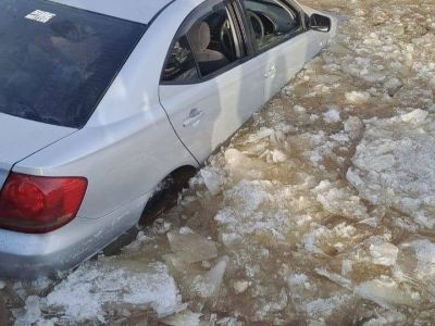 Автомобиль с пассажирами упал в воду при заезде на паром в Верхневилюйском районе