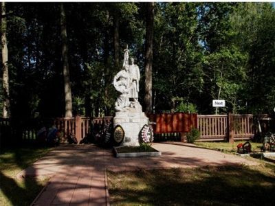 Братская могила 259 воинов Советской Армии, погибших в 1941-1943 гг. в боях с немецко-фашистскими захватчиками. Установлена скульптура