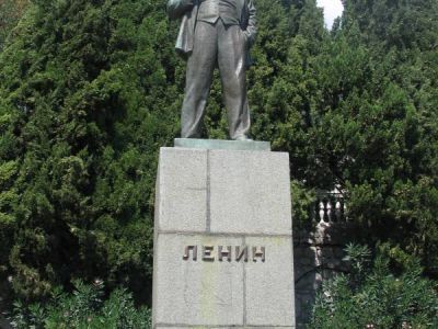 Памятник В.И.Ленину (скульптор Н.В.Томский, архитектор И.Г.Татиев)