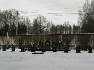 Братское кладбище советских воинов, погибших в 1941-44 гг.: среди захороненных – Герой Советского Союза Муравицкий Лука Захарович (1917-1943)