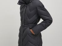 Утепленное пальто с поясом