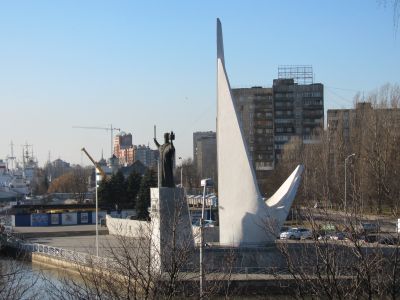 Памятный знак рыбакам-пионерам океанического лова