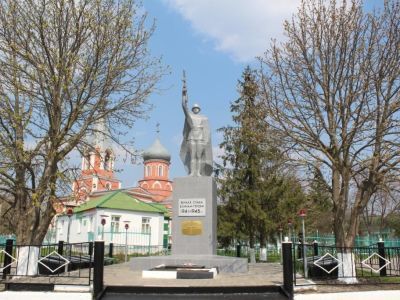 Братская могила советских воинов, погибших в боях с фашистскими захватчиками в 1943 году. Захоронено 9 человек, имена установлены