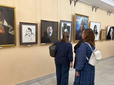 В Русском театре им. А.С. Пушкина в Якутске открылась выставка Николая Попова