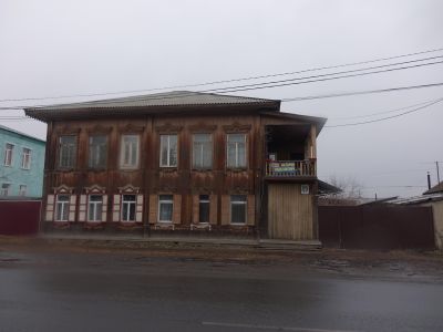 Доходный дом с воротами (дерево)