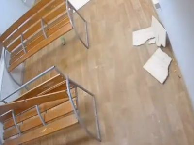 Подростки разгромили потолок на теплой остановке в Якутске