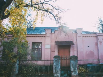 Земское училище, ныне начальная школа № 5. Здесь в 1905-1908гг. училась М. Рябинина, боец 25-й Чапаевской дивизии, геройски погибшая в бою с колчаковцами под Уфой