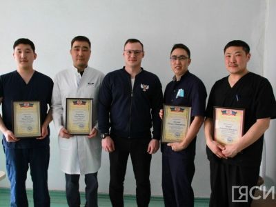 «Получили вторую жизнь благодаря им»: министр здравоохранения ДНР наградил медиков из Якутии