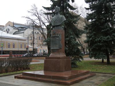 Бюст дважды Героя Советского Союза В.И.Папкова