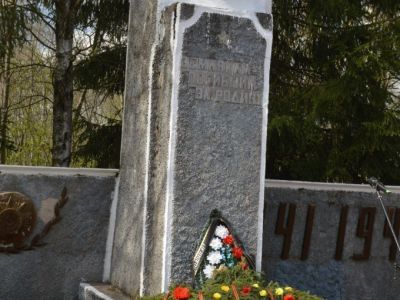 Братская могила. Обелиск и мемориальная доска