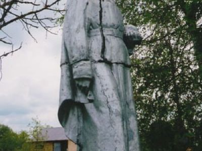 Братская могила советских воинов, погибших в боях с фашистами