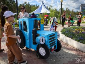 «Кындыкан, ракета и синий трактор»: в Якутске состоялся парад колясок