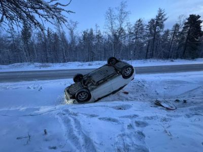 От наезда на ограждение до опрокидывания: в Якутске за сутки произошло пять ДТП