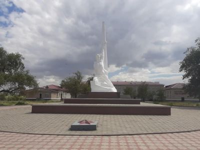 Памятник "Величаевским молодогвардейцам", комсомольцам подпольной комсомольской организации, зверски замученных немецко-фашистскими захватчиками в годы Великой Отечественной войны