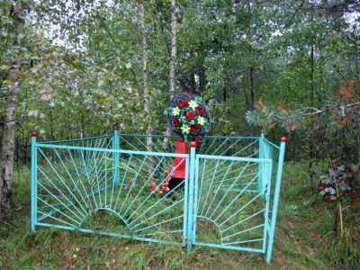 Братское захоронение советских воинов, погибших в 1941-44 гг.