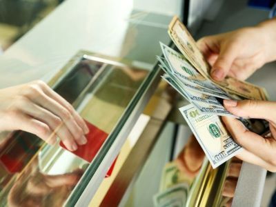 ЦБ временно ограничил выдачу юрлицам-резидентам и ИП наличной валюты