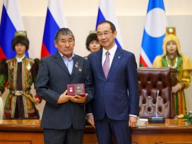 Айсен Николаев вручил государственные награды отличившимся якутянам