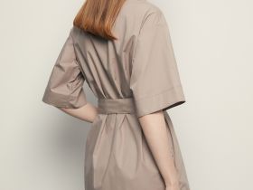 Платье с коротким рукавом и поясом