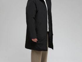 Утепленное пальто с утяжниками на талии