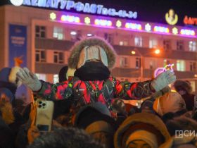 На площади Орджоникидзе зажгли ёлку Якутска