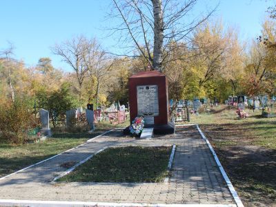 Братская могила советских воинов, погибших в боях с фашистскими захватчиками в 1943 году. Захоронен 81 человек, имена установлены. Обелиск