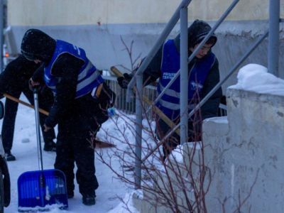 Молодогвардейцы провели уборку снега в студгородке